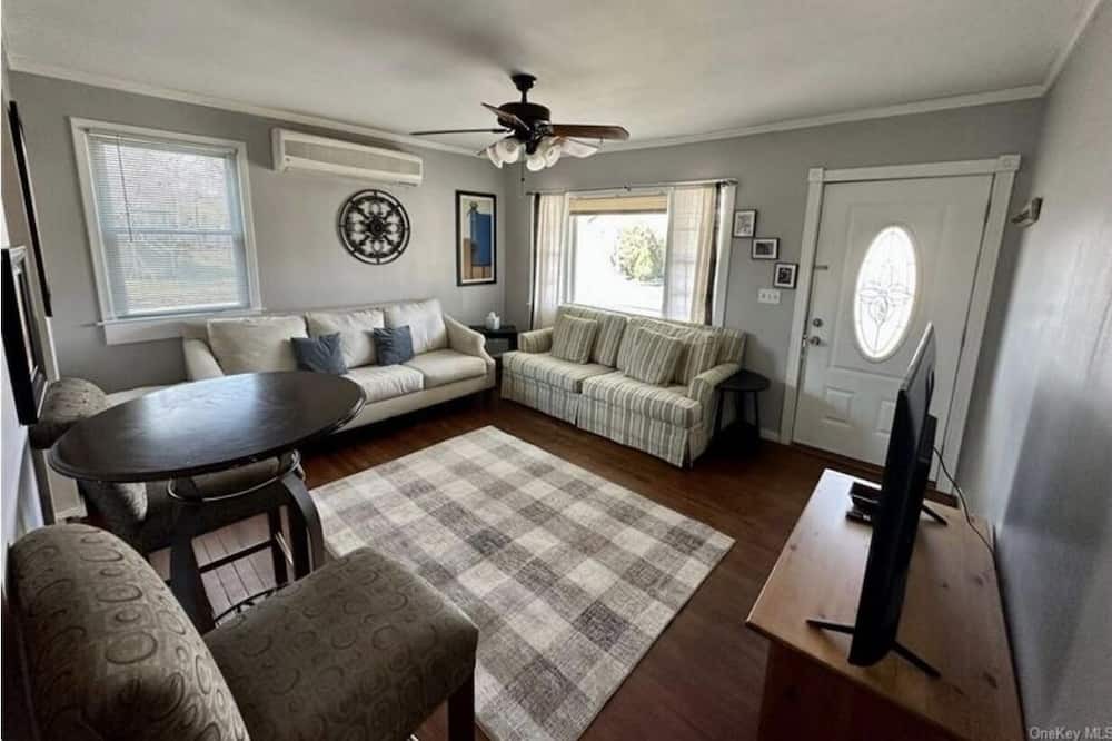 Photo of Livingroom in Valley Cottage