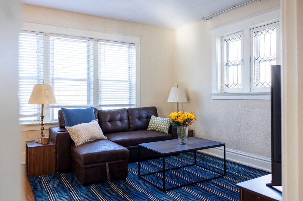 Photo of Livingroom in University City