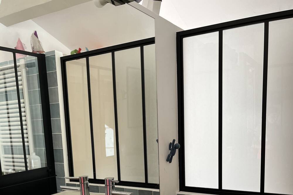 Photo of Bathroom in Hopitaux-Facultes