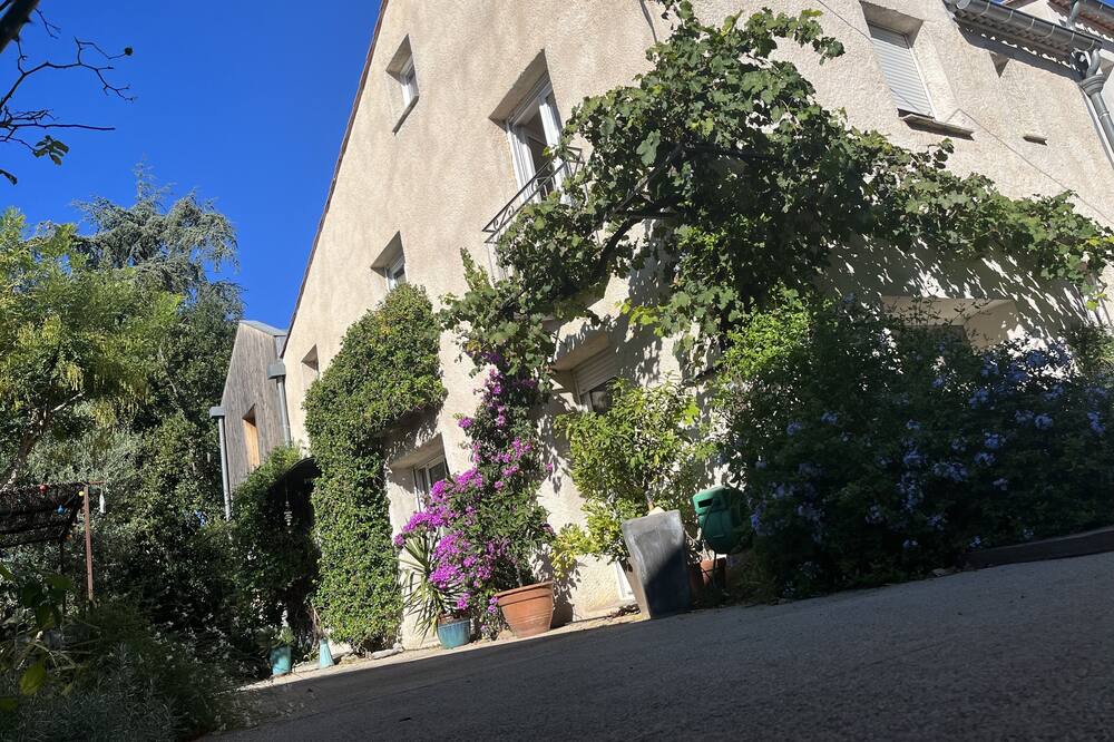 Photo of Outdoor in Hopitaux-Facultes