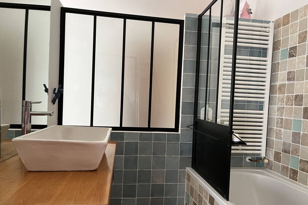 Photo of Bathroom in Hopitaux-Facultes