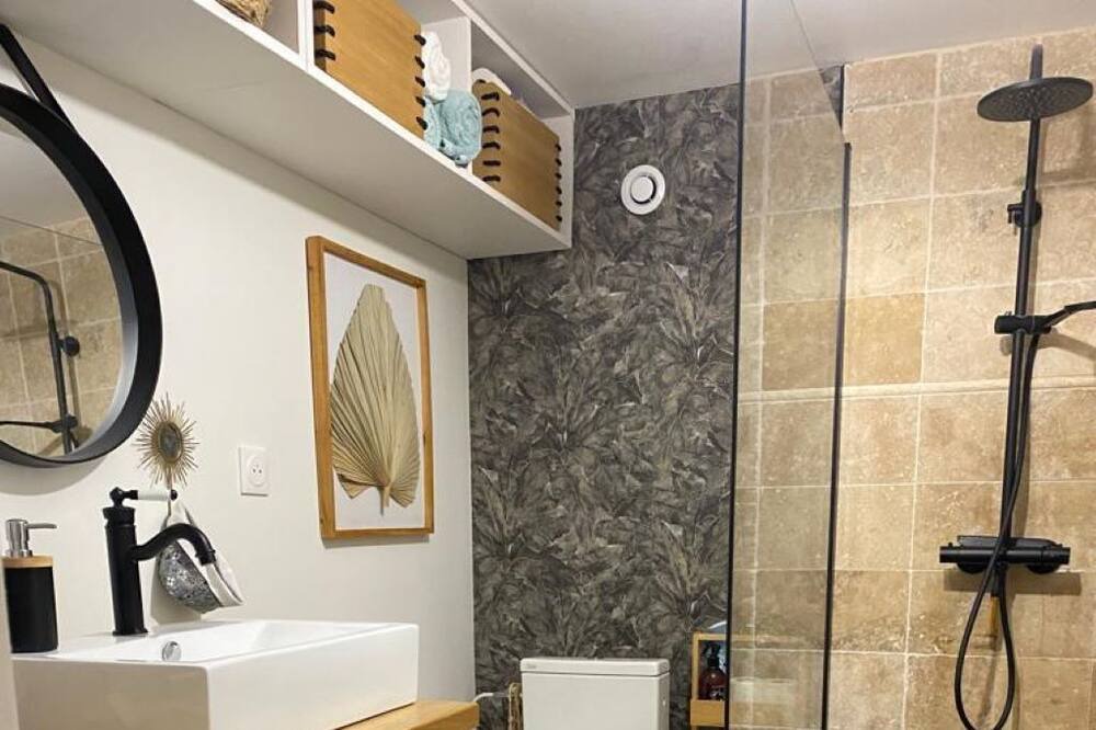 Photo of Bathroom in Egliseneuve-pres-Billom