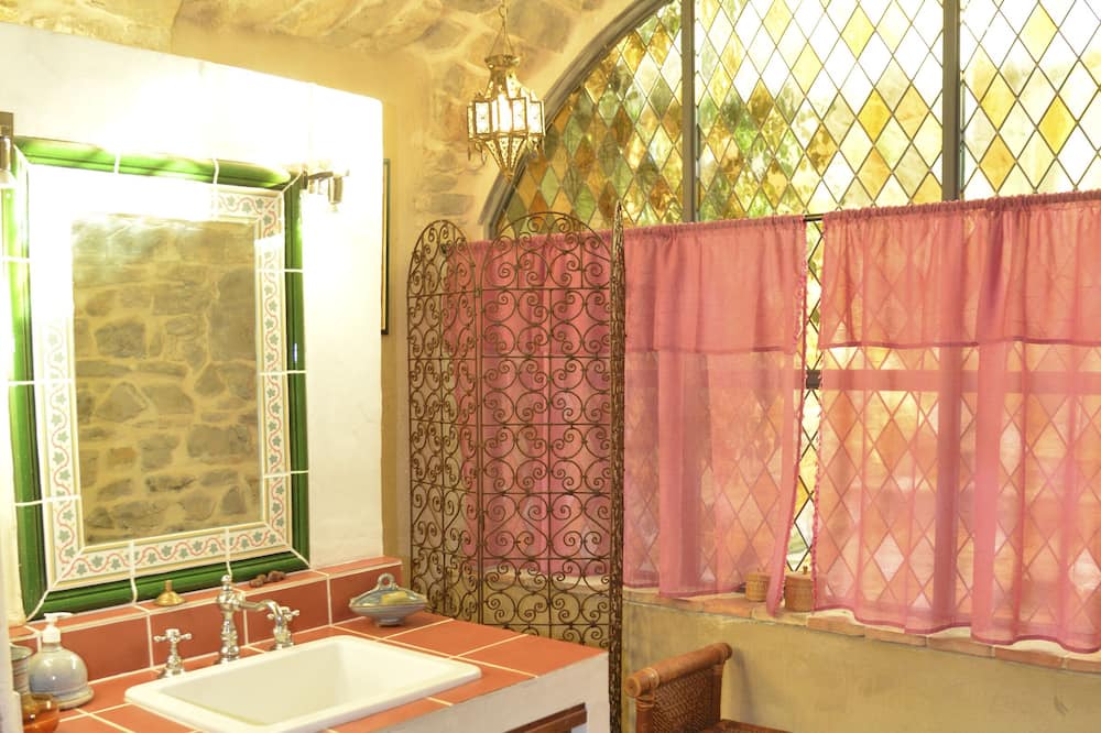 Photo of Bathroom in Courry