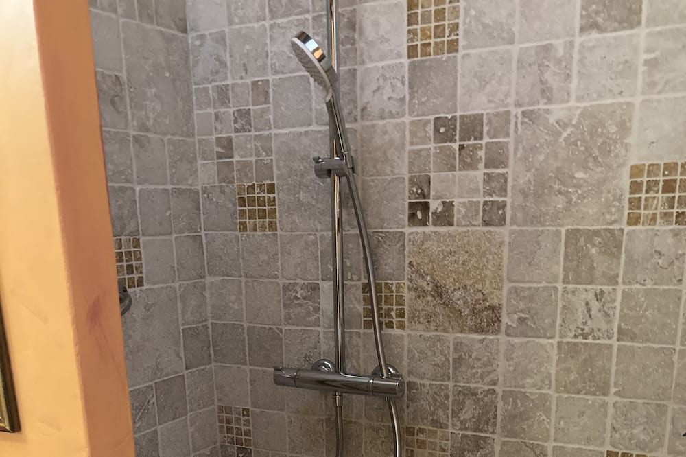 Photo of Bathroom in Courry