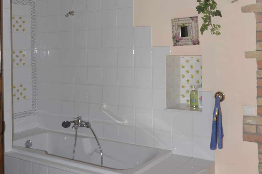 Photo of Bathroom in Courry