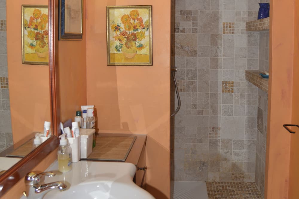 Photo of Bathroom in Courry