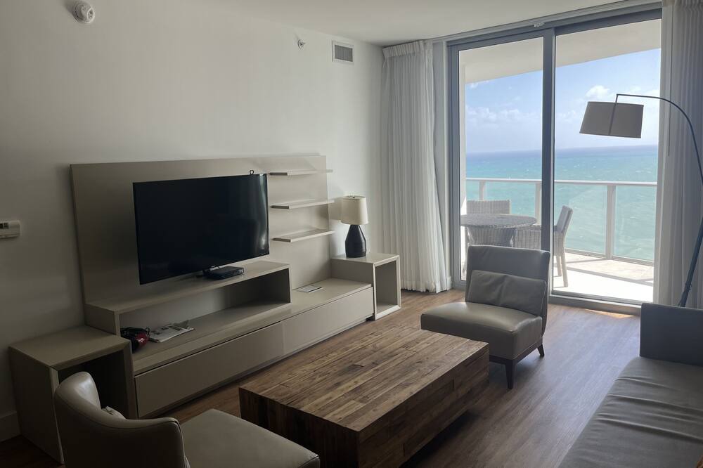 Photo of Others in Hollywood