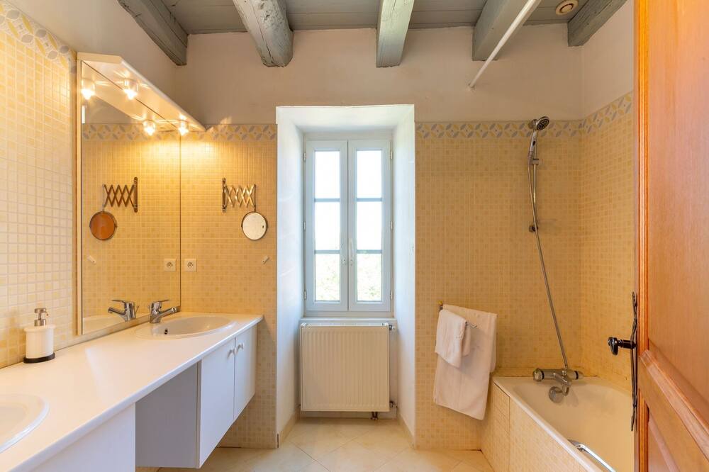 Photo of Bathroom in Degagnac