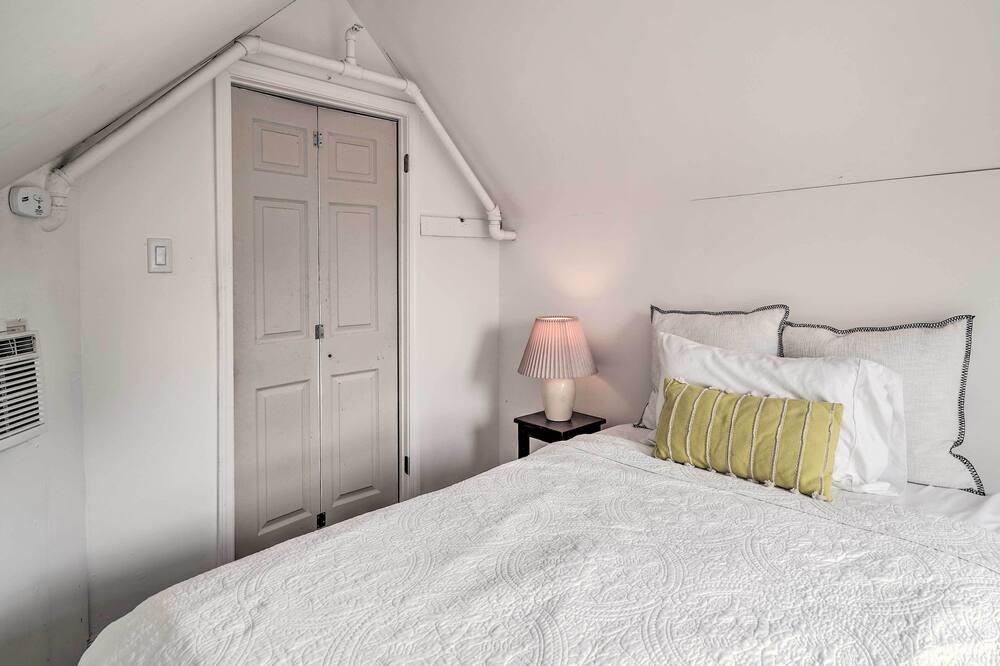 Photo of Bedroom in Fairfield Historic District