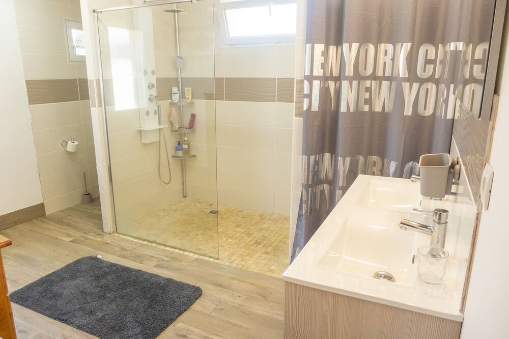 Photo of Bathroom in Argeliers