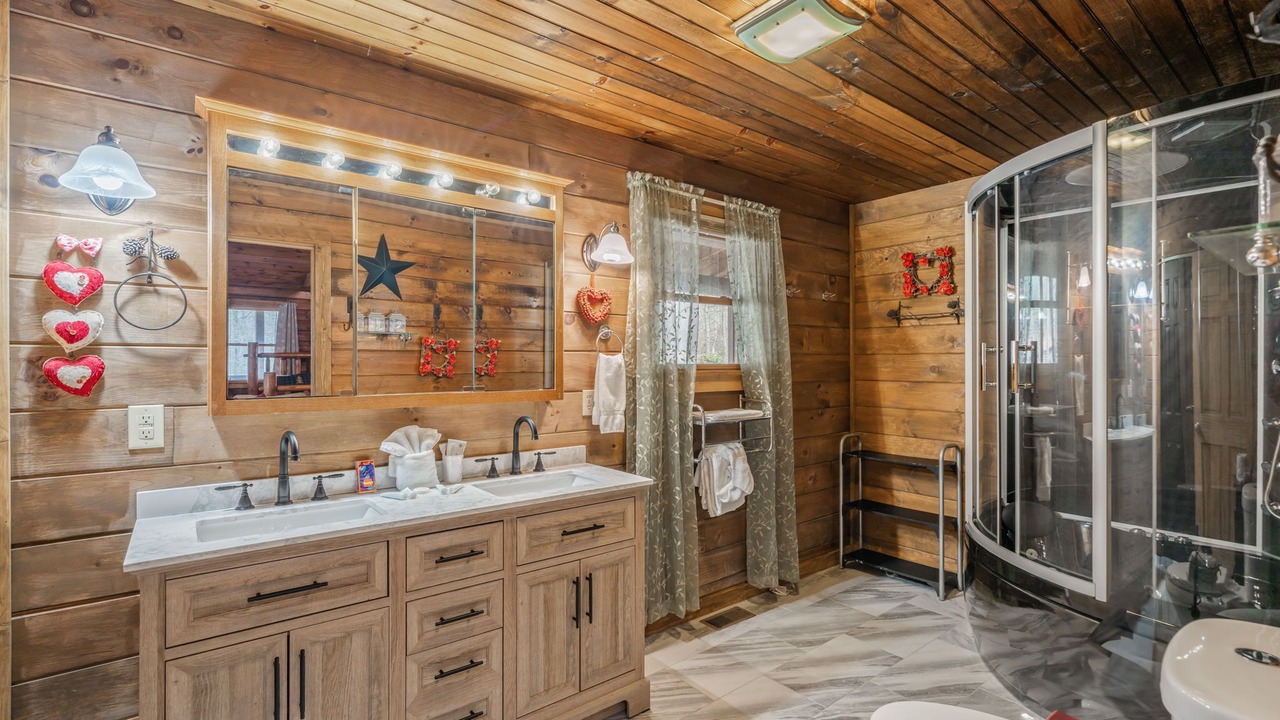 Photo of Bathroom in Gatlinburg - Pigeon Forge