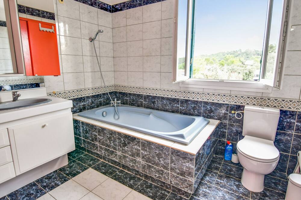 Photo of Bathroom in Montaud