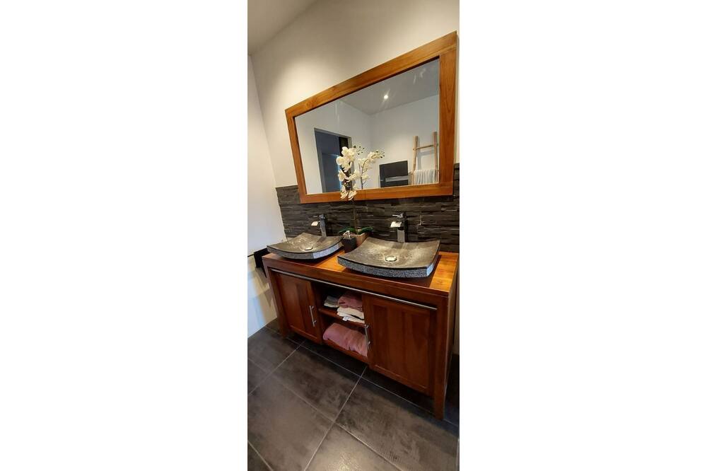 Photo of Bathroom in Puget-Ville