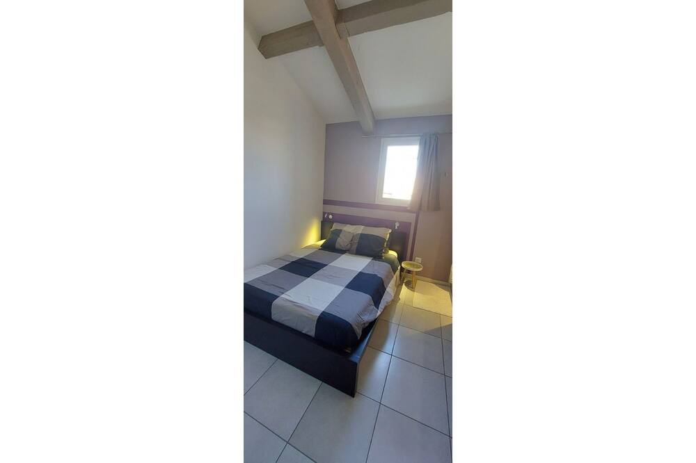 Photo of Bedroom in Puget-Ville