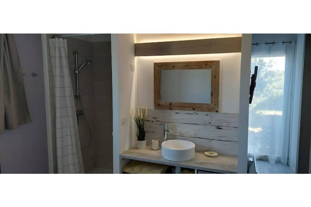 Photo of Bathroom in Puget-Ville