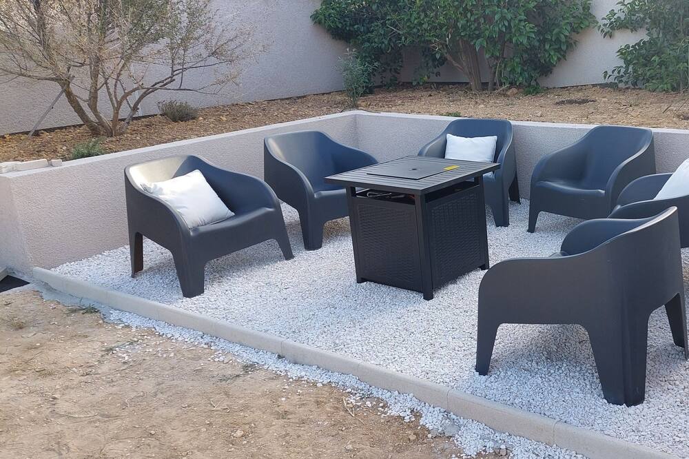 Photo of Patio Balcony in Puget-Ville