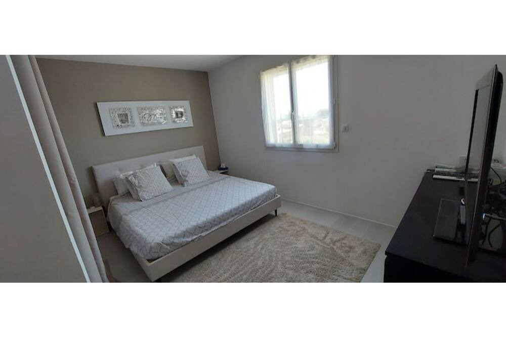 Photo of Bedroom in Puget-Ville