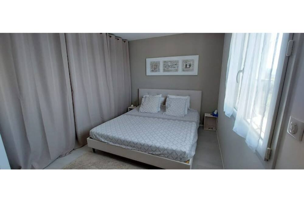 Photo of Bedroom in Puget-Ville