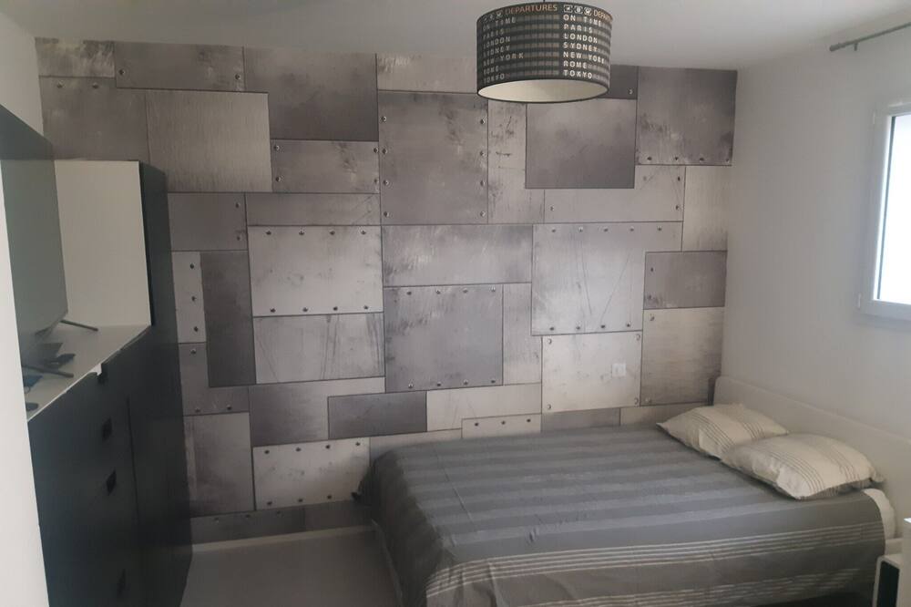 Photo of Bedroom in Puget-Ville