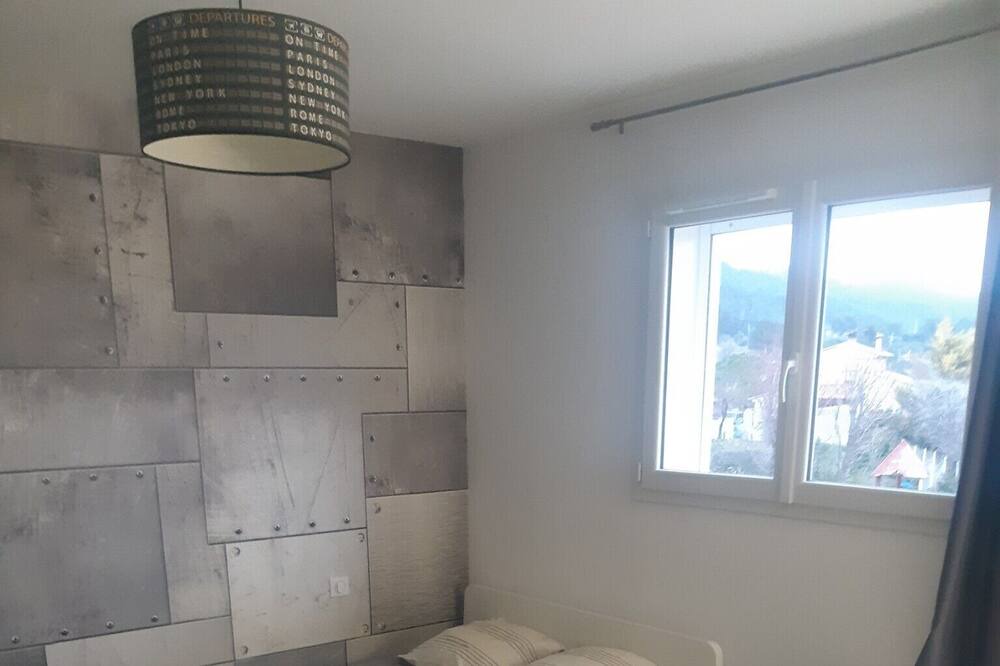 Photo of Bedroom in Puget-Ville