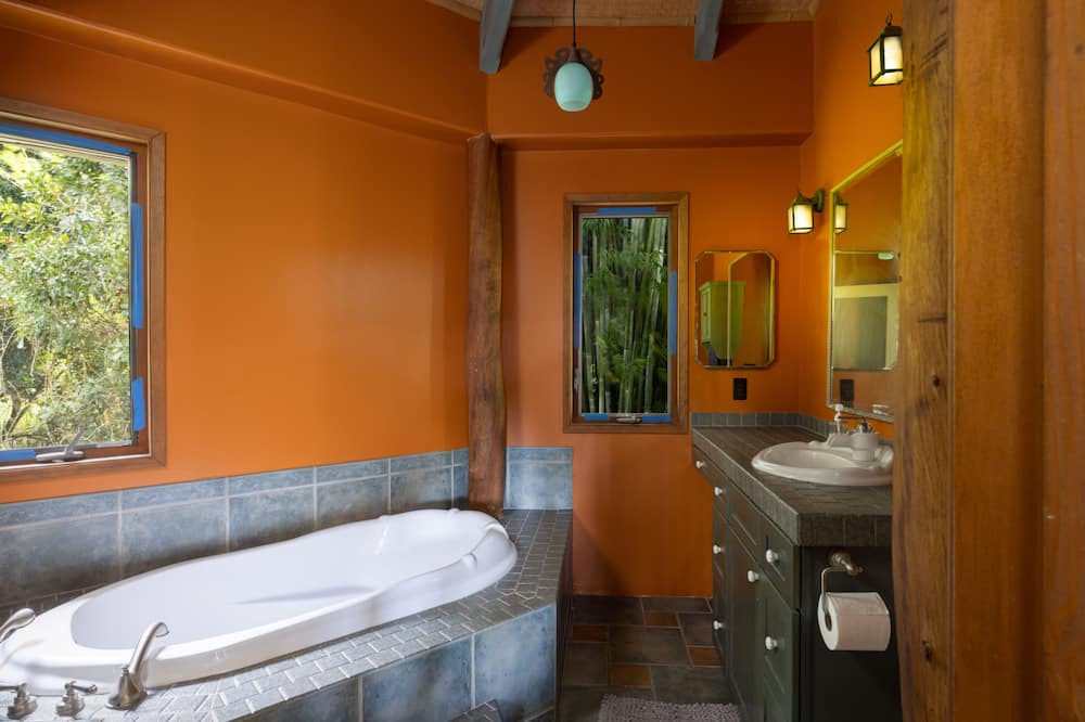 Photo of Bathroom in Honokaa
