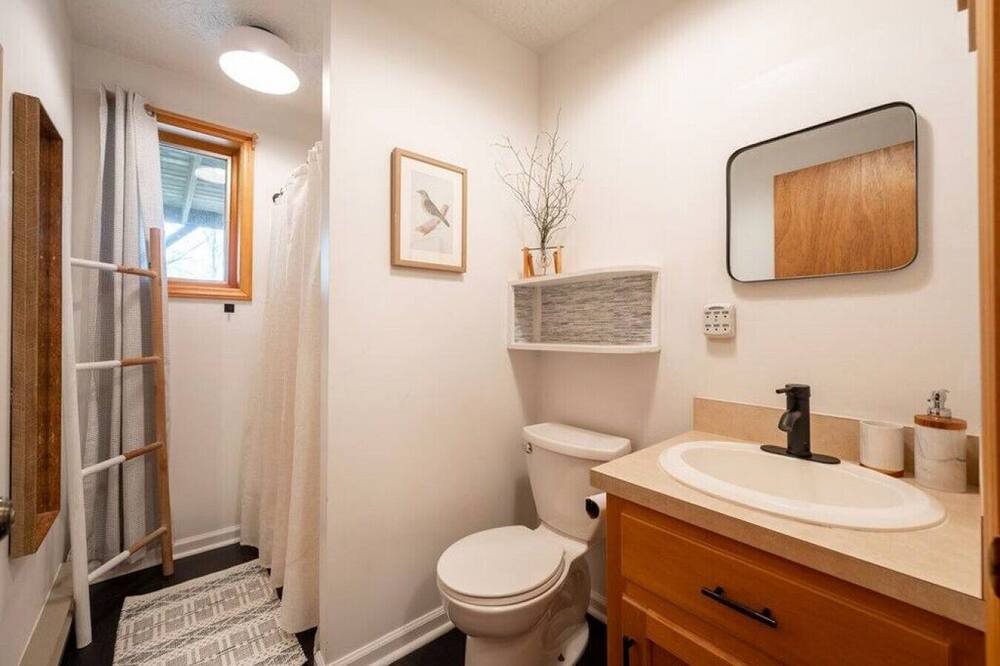Photo of Bathroom in Dugspur