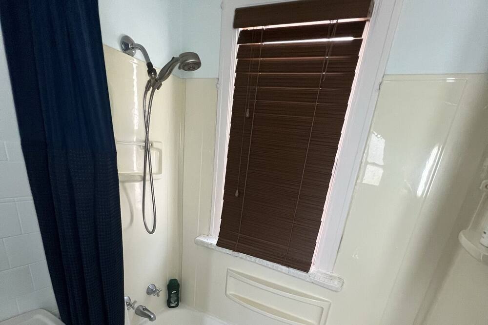 Photo of Bathroom in Lindenwood Park