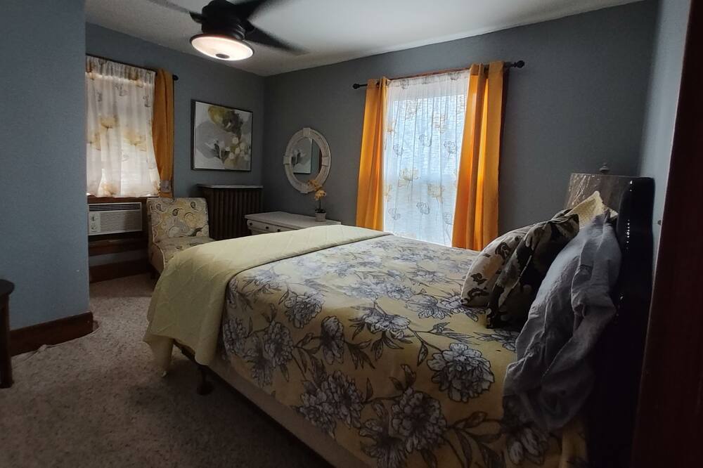 Photo of Bedroom in Nuckolls County
