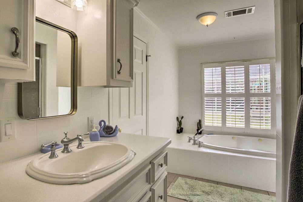 Photo of Bathroom in Garden Oaks