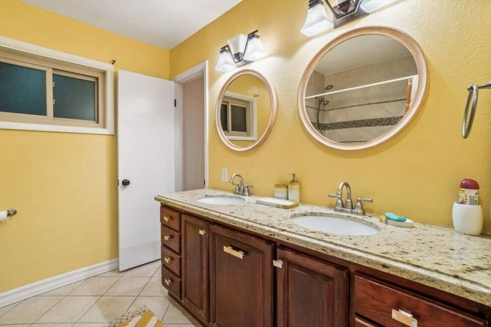 Photo of Bathroom in Mission Hills South