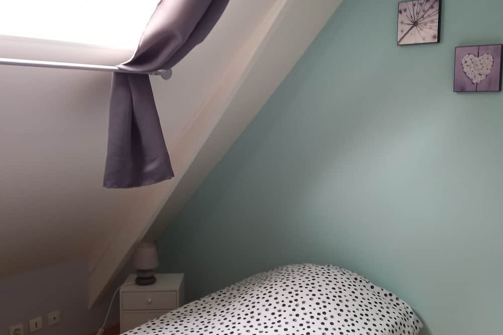 Photo of Bedroom in Arrest