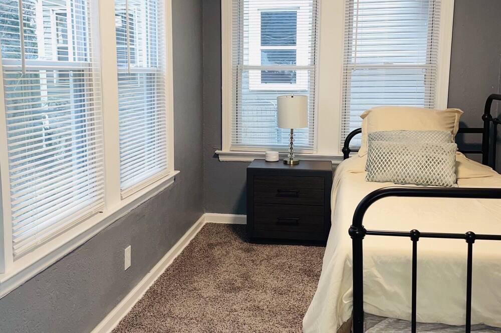 Photo of Bedroom in Ward Parkway