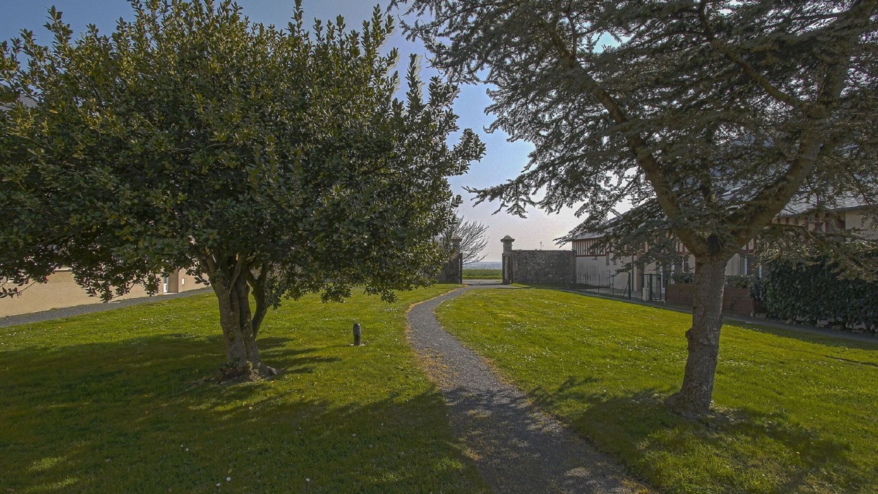 Photo of Outdoor in Commes