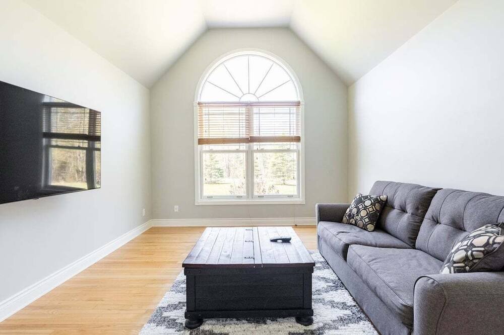 Photo of Livingroom in Utterson
