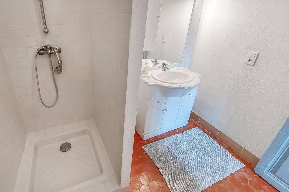 Photo of Bathroom in Fox-Amphoux