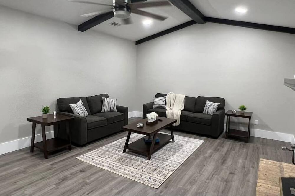 Photo of Livingroom in Noonday