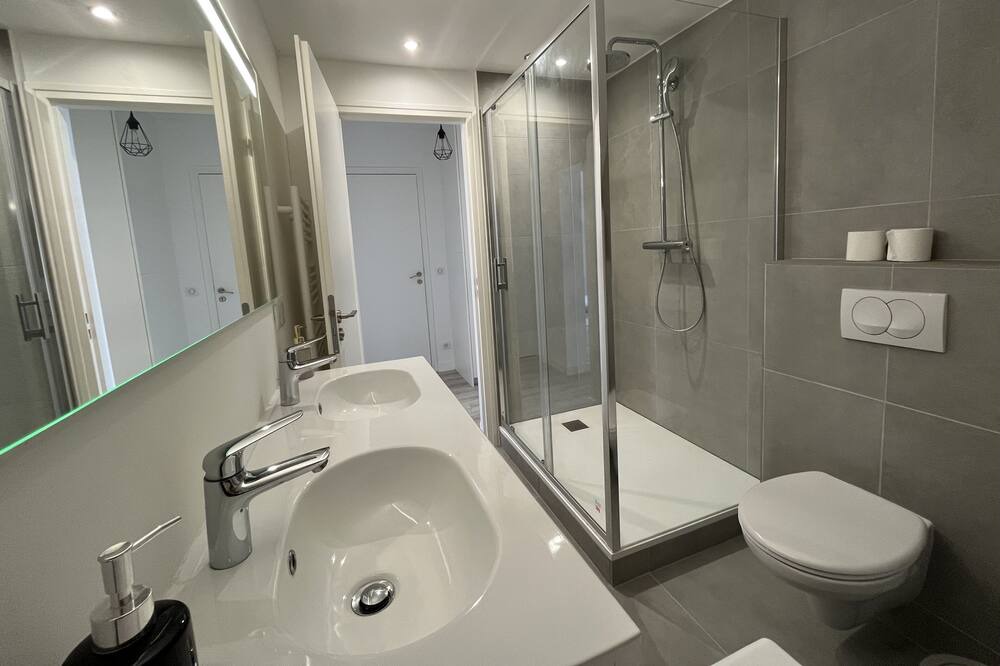Photo of Bathroom in Cranves-Sales