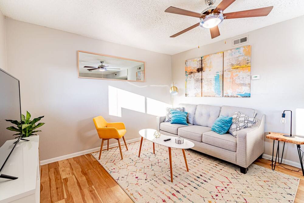 Photo of Livingroom in Pleasant Valley