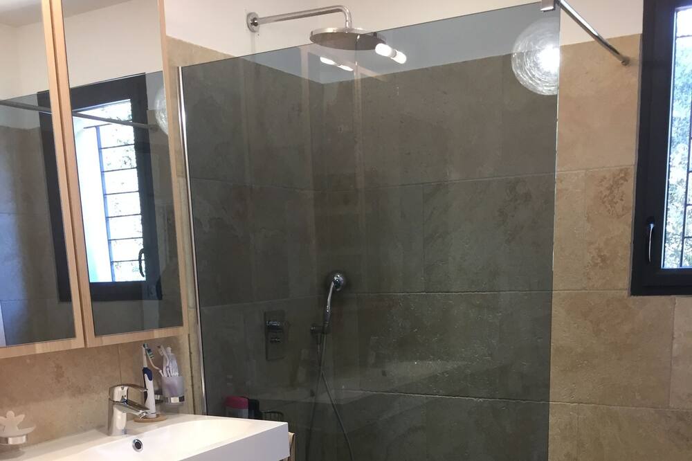Photo of Bathroom in Mornas