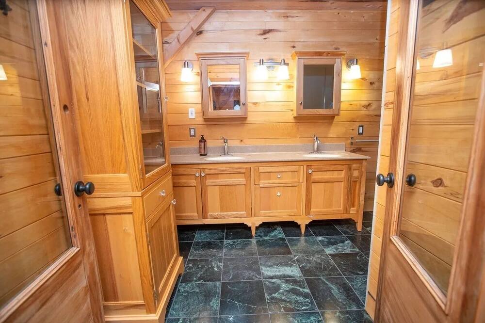 Photo of Bathroom in Livingstone Cove
