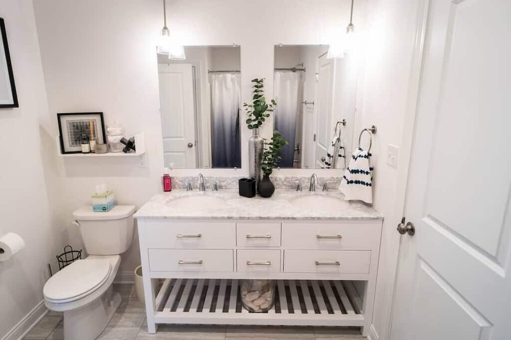 Photo of Bathroom in Lake Dalecarlia