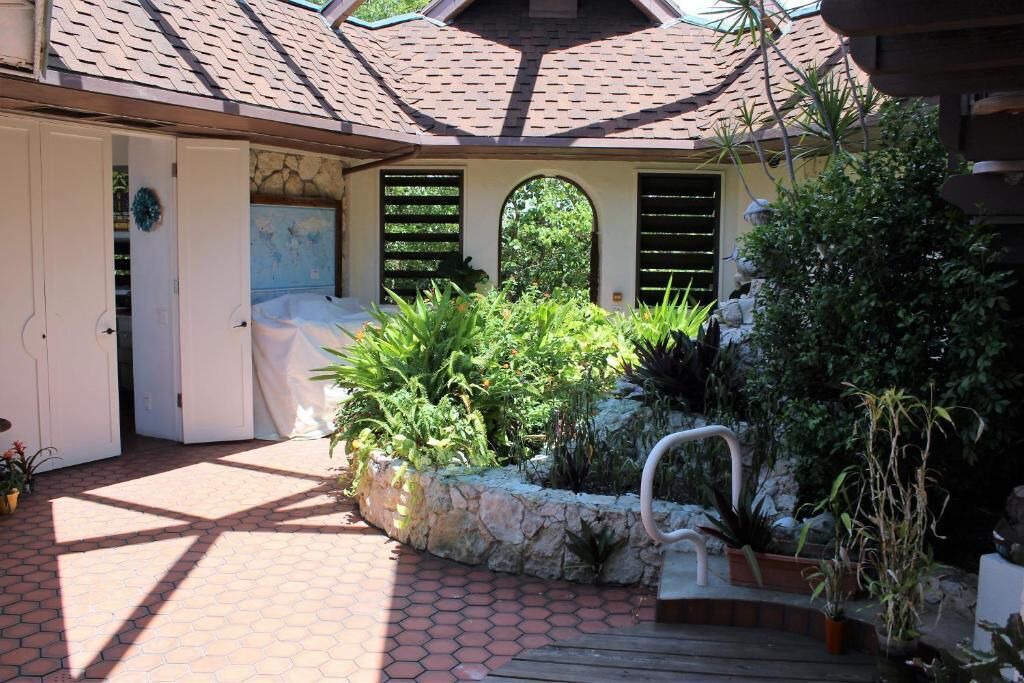 Photo of Outdoor in Long Beach Estates