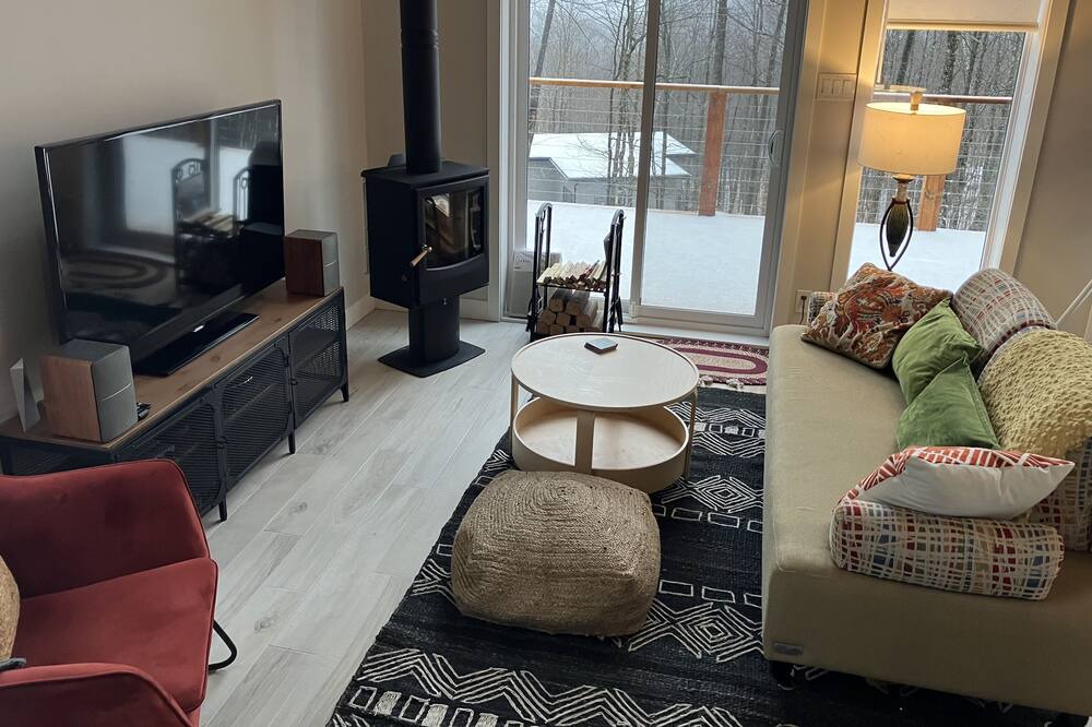 Photo of Livingroom in Bolton-Est