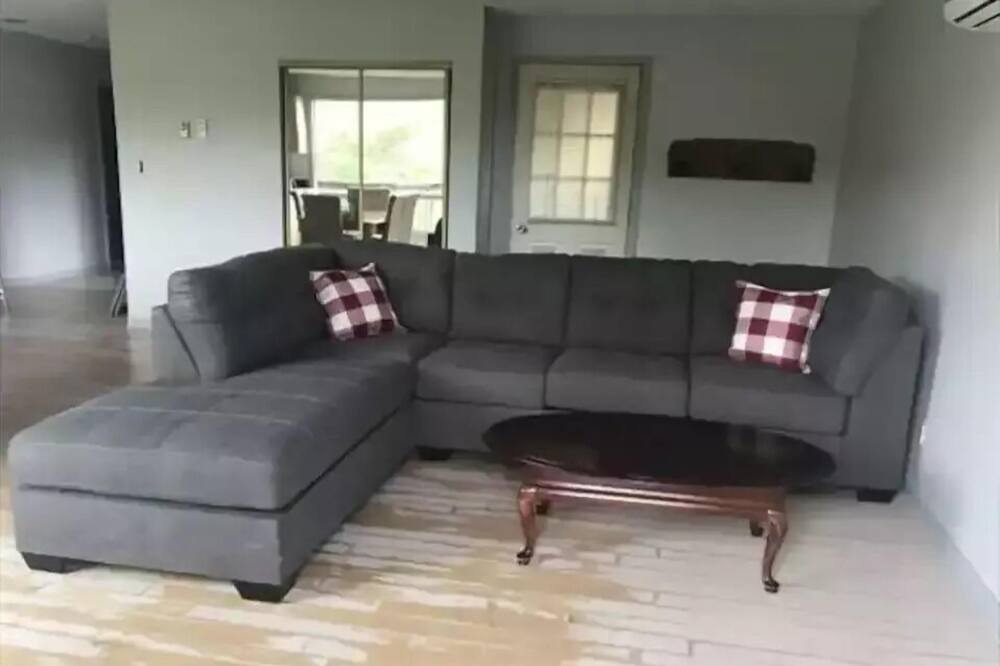 Photo of Livingroom in Gravenhurst