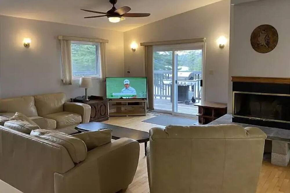 Photo of Livingroom in Gravenhurst