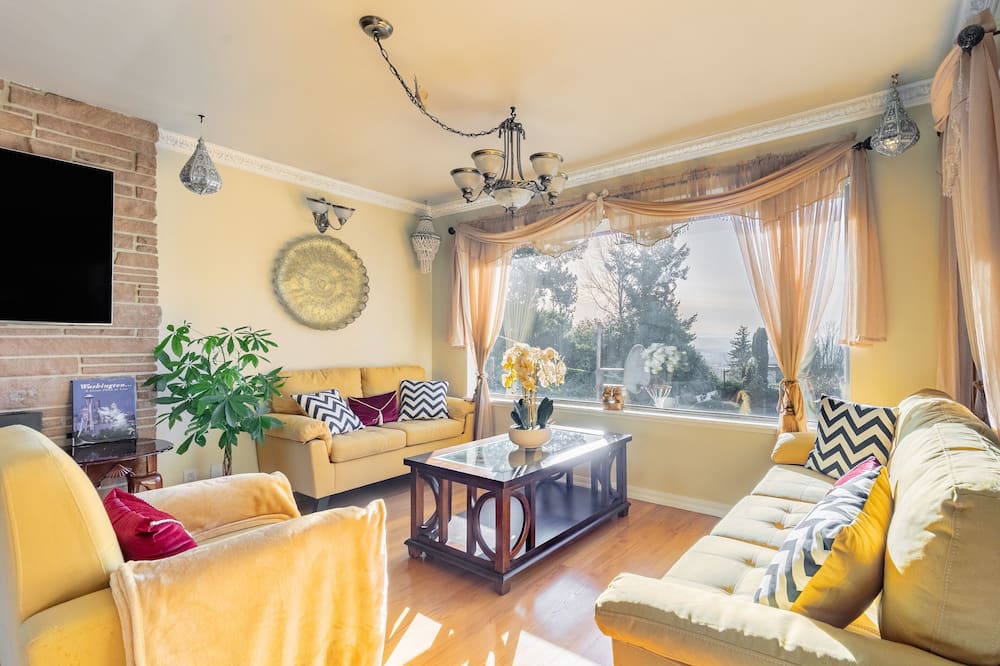 Photo of Livingroom in Bryn Mawr-Skyway