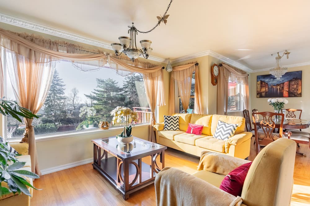 Photo of Livingroom in Bryn Mawr-Skyway