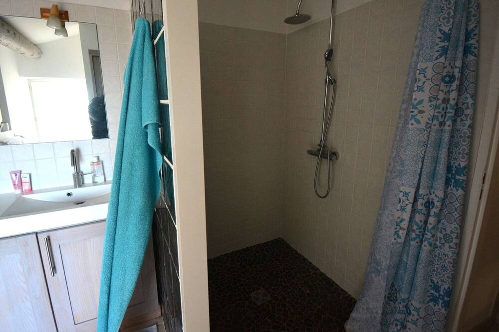 Photo of Bathroom in Labastide-de-Virac