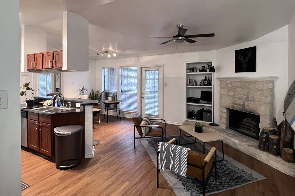 Photo of Livingroom in McNeil