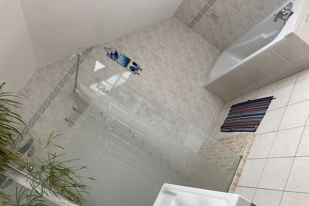 Photo of Bathroom in Girondelle